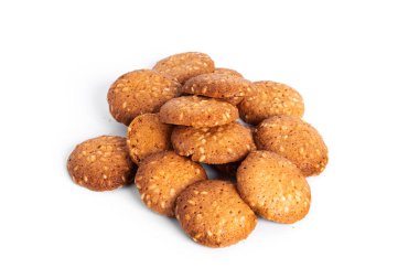 Beyaz arkaplanda izole edilmiş susamlı kurabiyeler.