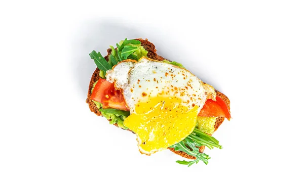 Rye bread sandwich with guacamole, arugula, tomatoes and quail egg isolated on a white background. Bruschetta with avocado. Healthy breakfast. — Stock Fotó