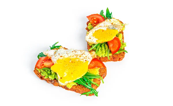 Rye bread sandwich with guacamole, arugula, tomatoes and quail egg isolated on a white background. Bruschetta with avocado. Healthy breakfast. — Stock Fotó