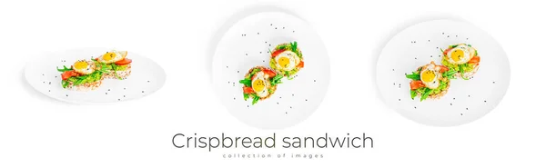 Crispbread sandwich with guacamole, arugula, tomatoes and quail egg isolated on a white background. Bruschetta with avocado. Healthy breakfast. — Fotografia de Stock