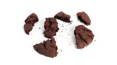 Beyaz arka planda izole edilmiş çikolatalı Americano kurabiyeleri..