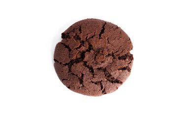 Beyaz arka planda izole edilmiş çikolatalı Americano kurabiyeleri..