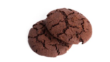 Beyaz arka planda izole edilmiş çikolatalı Americano kurabiyeleri..