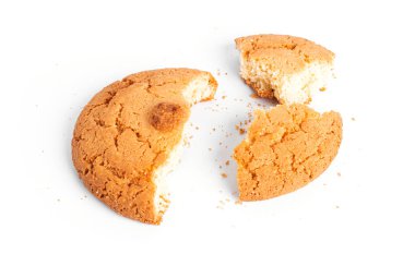 Beyaz arka planda izole edilmiş hindistan cevizli Americano kurabiyeleri..