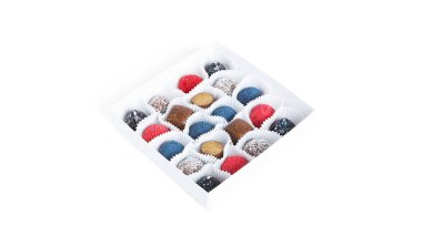 Beyaz arkaplanda izole edilmiş çikolata şekerleri koleksiyonu. 