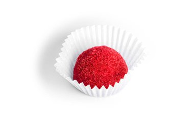 Kırmızı, çikolatalı yer mantarı beyaz arka planda izole edilmiş. Ahududu şekeri.