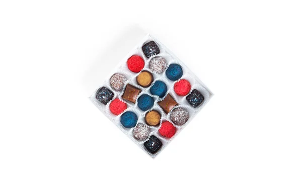 하얀 배경에 고립된 초콜릿 사탕들. — 스톡 사진