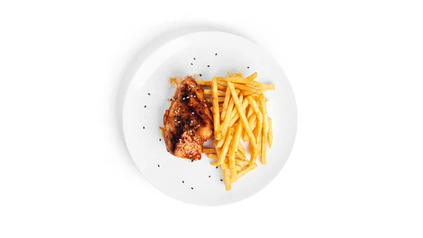 Batatas fritas com filé de frango grelhado isolado sobre um fundo branco. — Fotografia de Stock