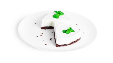 Cheesecake beyaz arka planda izole edilmiş. Tabakta cheesecake.