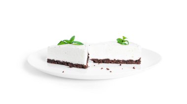 Cheesecake beyaz arka planda izole edilmiş. Tabakta cheesecake.