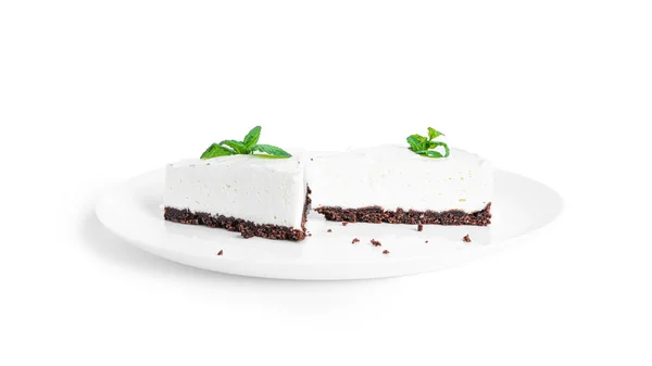 Cheesecake απομονώνονται σε λευκό φόντο. Τσίζκεϊκ στο πιάτο. — Φωτογραφία Αρχείου