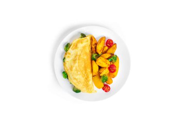 Brokolili omlet ve beyaz arka planda izole edilmiş fırında patates..