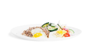 Karabuğday lapası, bıldırcın yumurtası ve sebze salatası..