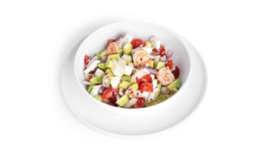 Beyaz arka planda karidesli salata, dilimlenmiş domates, soğan ve avokado..