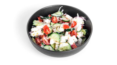 Salatalıklı salata, dilimlenmiş domates ve beyaz arka planda izole edilmiş soğan..