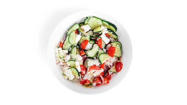 Salat mit Gurken, geschnittenen Tomaten und Zwiebeln isoliert auf weißem Hintergrund. — Stockfoto