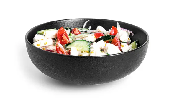 Ensalada con pepino, tomates en rodajas y cebolla aislada sobre fondo blanco. — Foto de Stock