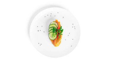 Krem peynirli, somonlu, salatalıklı ve roka yapraklı, beyaz arka planda. Kadeh kaldırma. Sandviç izole edilmiş. Karides, somon ve peynirli sandviç..