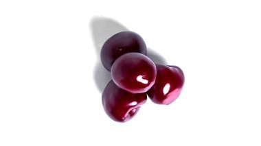 Beyaz arka planda izole edilmiş kiraz. Beyaz arka planda vişneli böğürtlen. Kırmızı böğürtlenler izole.