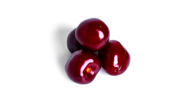 Cherry terisolasi pada latar belakang putih. Beri ceri manis dengan latar belakang putih. Beri merah terisolasi. — Stok Foto