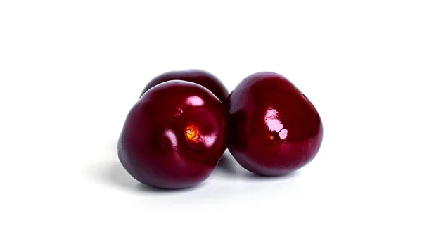 Cherry isolerad på en vit bakgrund. Söta körsbär på en vit bakgrund. Röda bär är isolerade. — Stockfoto