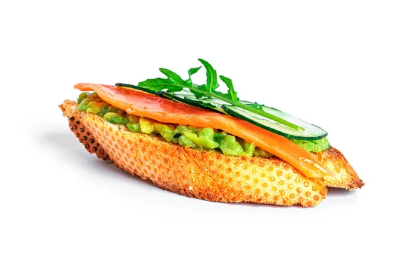 Sandwich de pan crujiente con guacamole, salmón, rúcula, pepino aislado sobre un fondo blanco. Bruschetta con aguacate. Desayuno saludable. — Foto de Stock