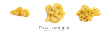 Beyaz arkaplanda çizgili makarna cavatappi.