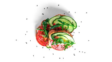 Beyaz arka planda izole edilmiş krem peynirli ve sebzeli Kadehler izole. Sandviç izole edilmiş. Sebzeli ve peynirli sandviç..