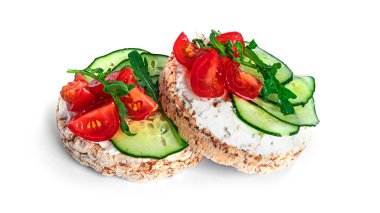 Beyaz arka planda izole edilmiş krem peynirli, somon balıklı ve sebze. Kadehler izole. Sandviç izole edilmiş. Somon ve peynirli sandviç..