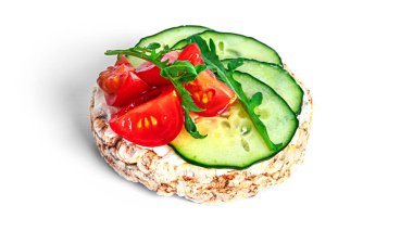 Beyaz arka planda izole edilmiş krem peynirli, somon balıklı ve sebze. Kadehler izole. Sandviç izole edilmiş. Somon ve peynirli sandviç..