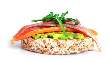 Beyaz arka planda izole edilmiş krem peynirli, somon balıklı ve sebze. Kadehler izole. Sandviç izole edilmiş. Somon ve peynirli sandviç..