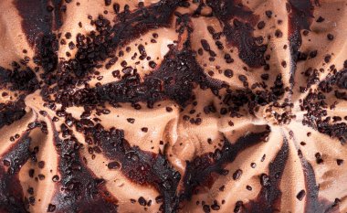 Beyaz arka planda izole edilmiş çikolatalı dondurma..