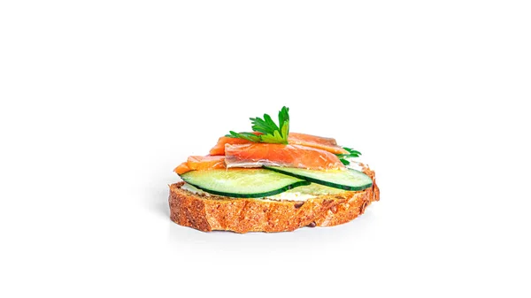 Bruschetta con queso crema, salmón y verduras aisladas sobre un fondo blanco. Tostadas aisladas. Sandwich aislado. Sandwich con salmón y queso. — Foto de Stock