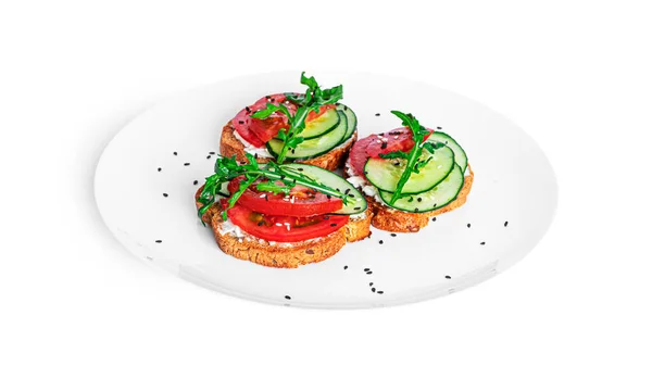 Bruschetta mit Frischkäse und Gemüse isoliert auf weißem Hintergrund. Toasts isoliert. Sandwich isoliert. Sandwich mit Gemüse und Käse. — Stockfoto