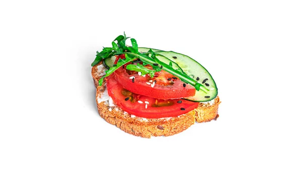 Bruschetta con queso crema y verduras aisladas sobre un fondo blanco. Tostadas aisladas. Sandwich aislado. Sandwich con verduras y queso. — Foto de Stock
