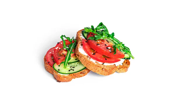 Bruschetta con queso crema y verduras aisladas sobre un fondo blanco. Tostadas aisladas. Sandwich aislado. Sandwich con verduras y queso. — Foto de Stock