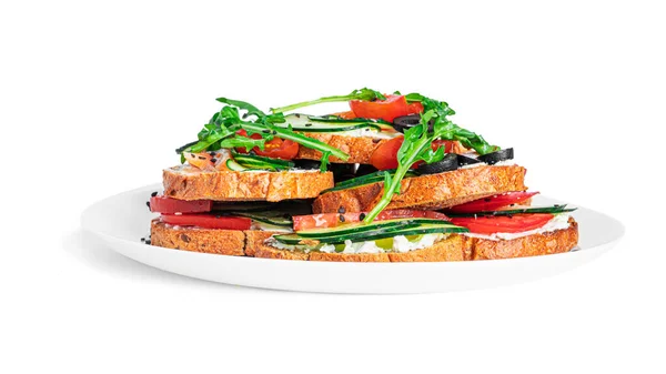 Bruschetta con queso crema, salmón y verduras aisladas sobre un fondo blanco. Tostadas aisladas. Sandwich aislado. Sandwich con salmón y queso. — Foto de Stock