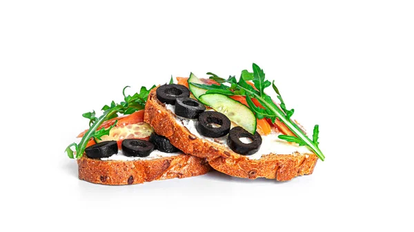 Bruschetta con queso crema, salmón y verduras aisladas sobre un fondo blanco. Tostadas aisladas. Sandwich aislado. Sandwich con salmón y queso. — Foto de Stock