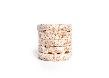 Beyaz arka planda cips parçaları izole edilmiş. Pirinç kekleri.