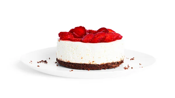 Cheesecake με φράουλα απομονωμένη σε λευκό φόντο. Τσίζκεϊκ στο πιάτο. — Φωτογραφία Αρχείου