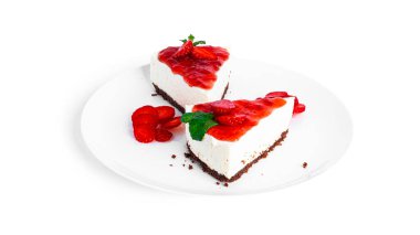 Beyaz arka planda izole edilmiş çilekli cheesecake. Tabakta cheesecake.