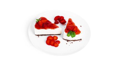 Beyaz arka planda izole edilmiş çilekli cheesecake. Tabakta cheesecake.