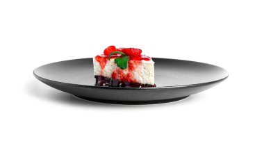 Beyaz arka planda izole edilmiş çilekli cheesecake. Tabakta cheesecake.