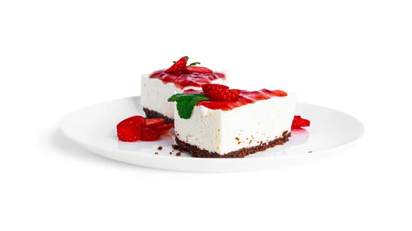 Cheesecake με φράουλα απομονωμένη σε λευκό φόντο. Τσίζκεϊκ στο πιάτο. — Φωτογραφία Αρχείου