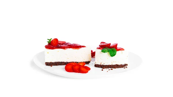 Cheesecake met aardbei geïsoleerd op een witte achtergrond. Cheesecake op bord. — Stockfoto