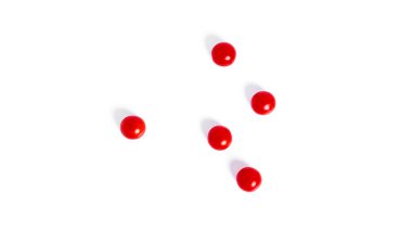 Beyaz arka planda izole edilmiş taze kiraz domatesleri..