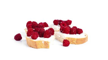 Beyaz arka planda izole edilmiş süzme peynirli ve ahududulu.