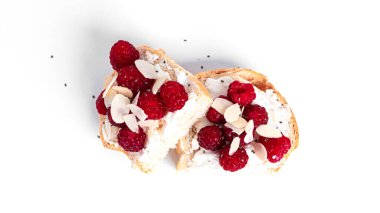 Beyaz arka planda izole edilmiş süzme peynirli ve ahududulu.