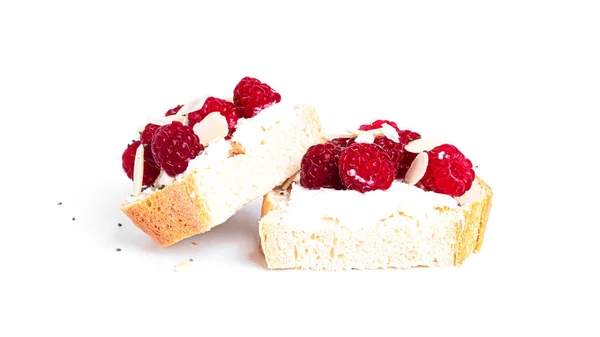 Bruschettas com queijo cottage e framboesas isoladas em um fundo branco. — Fotografia de Stock