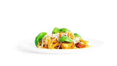 Kiraz domatesli Bucatini makarna, tavuk fileto, parmesan peyniri ve fesleğen beyaz arka planda..